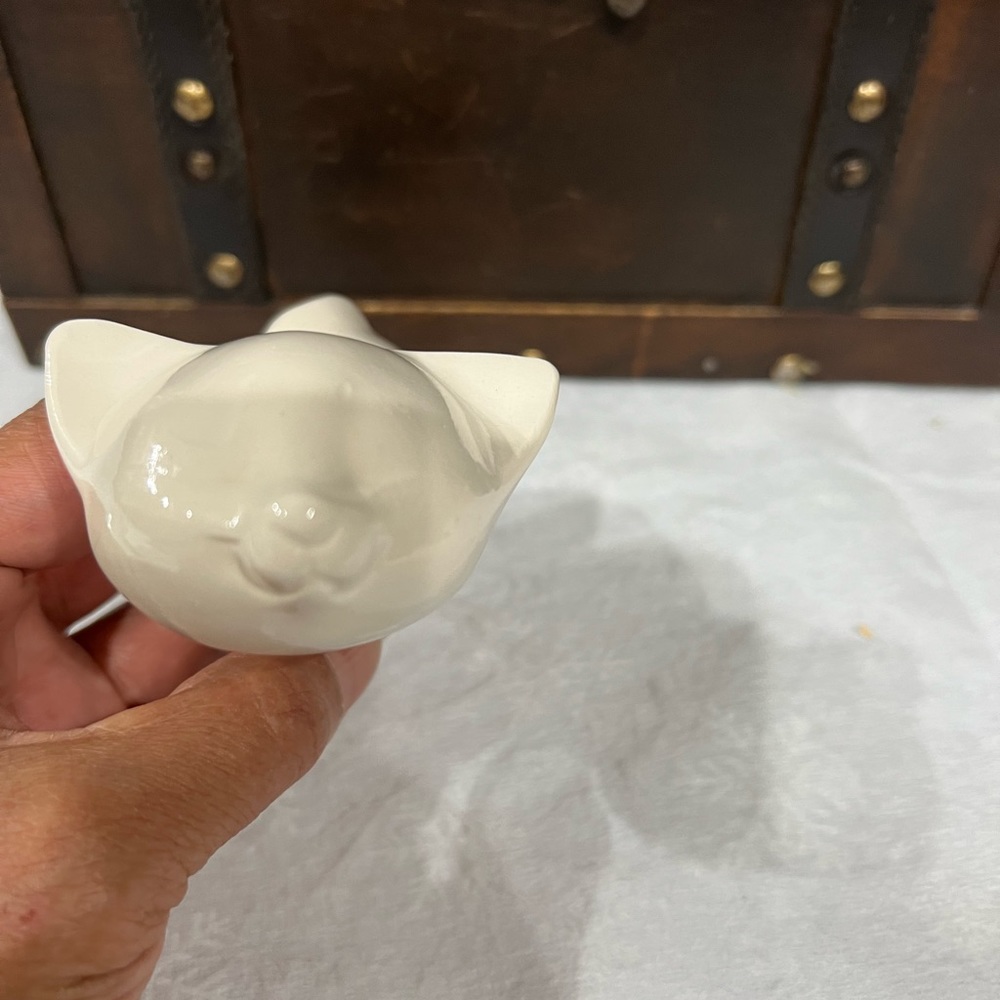 Handmaid, Cute little ceramic cat painted it in beige. - Picture 2 of 9